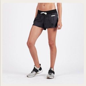 Vuori Clementine Shorts - Women's 2.5" inseam Dandelion